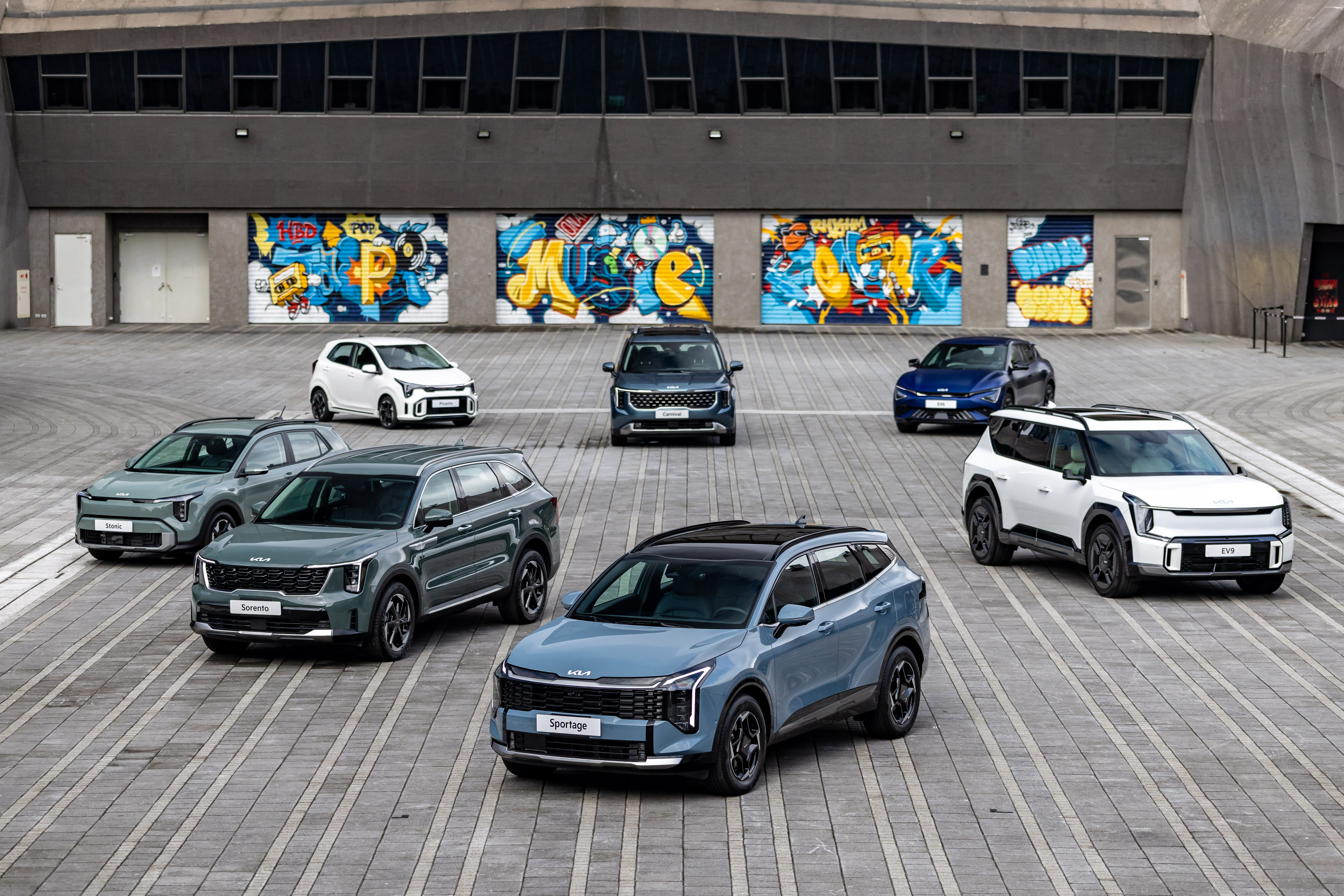3. The new Sportage搭載1.6L Turbo-Hybrid渦輪油電動力系統，可輸出235ps最大馬力，平均一公升20公里的油耗表現，限時入主升級原廠電子後視鏡。